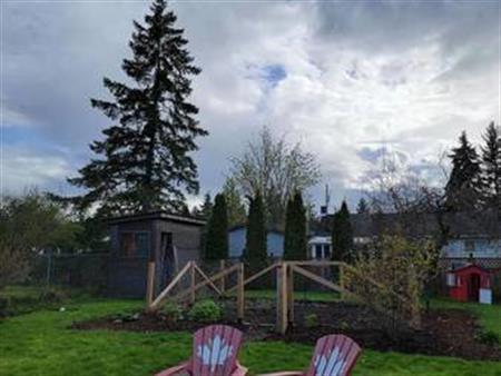 Beautiful Rancher House, Near Downtown Courtenay With Big backyard!!