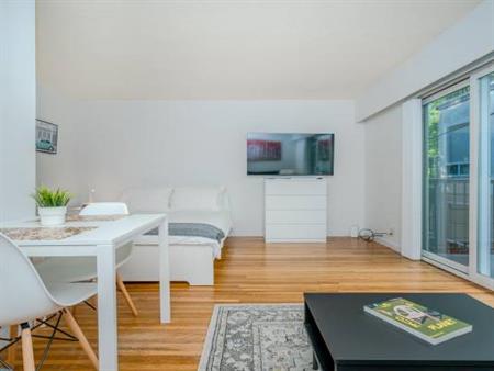 Kitsilano-Character-Private-BIG BALCONY-Wood floors-DISHWASHER -BRIGHT