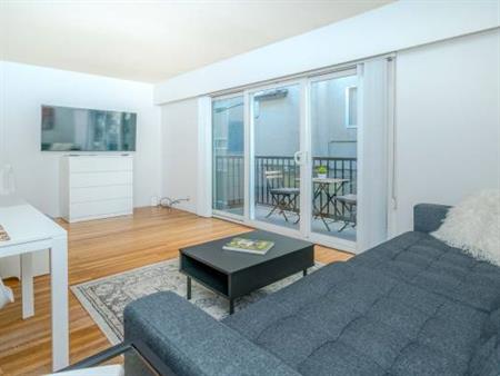 Kitsilano-Character-Private-BIG BALCONY-Wood floors-DISHWASHER -BRIGHT