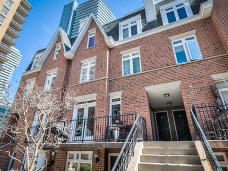 Beautiful 1-Bdrm + Den Townhouse near Yonge & Eglinton