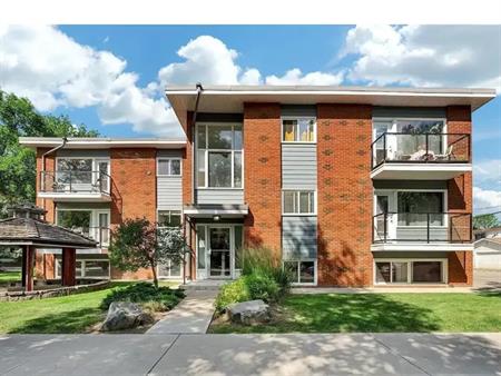 Cozy 2 Bedroom Garneau Condo - Walking Distance to Whyte and University | 3 - 8304 107 Street Northwest, Edmonton