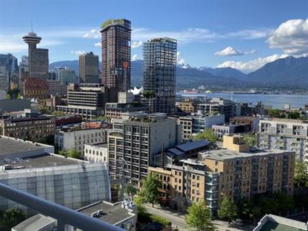 1 bedroom+Den apartment downtown Vancouver, Amazing View near SkyTrain