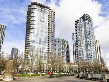 Stunning 2bed+2bath boasts dazzling city & English Bay views (R0010)