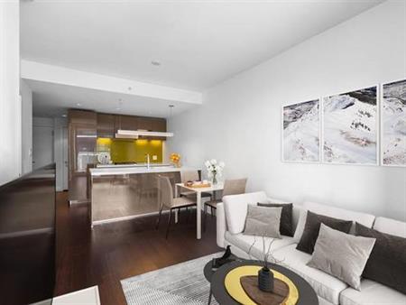 Executive 1 Bedroom + Den @ TELUS GARDEN in Downtown w/ Pool, Gym!