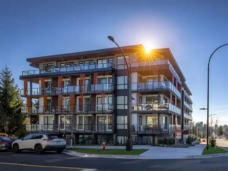 Axir | 2590 Lonsdale Avenue, North Vancouver