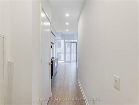 Feels brand new high ceilings yonge/eglinton!