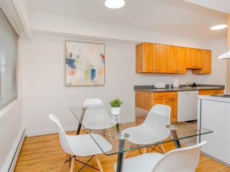 Kitsilano - 1 block to beach - Modern / Character - Laundry-Dishwasher