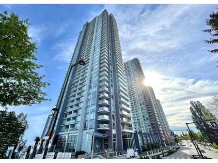 Surrey Central - 2 bed 1 bath - Walking distance to Skytrain