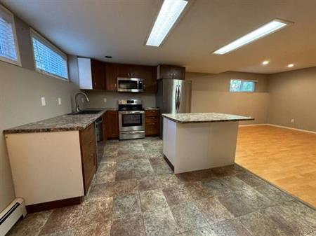 850ft2 Spacious and Bright Suite with Extra Storage!