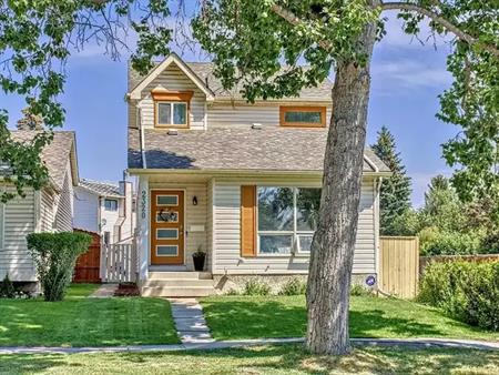 Spacious 4 Bedroom, 3.5 Bathrooms House In Desirable Woodlands | Calgary