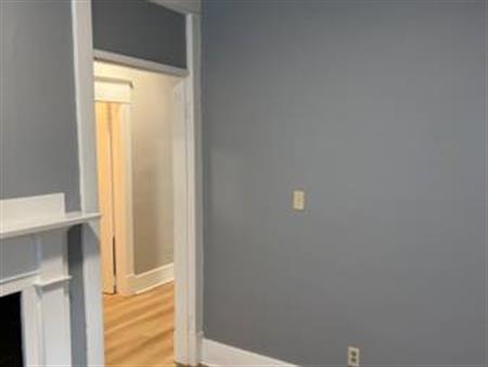 Beautiful and newly renovated 2 bedroom in prime location!