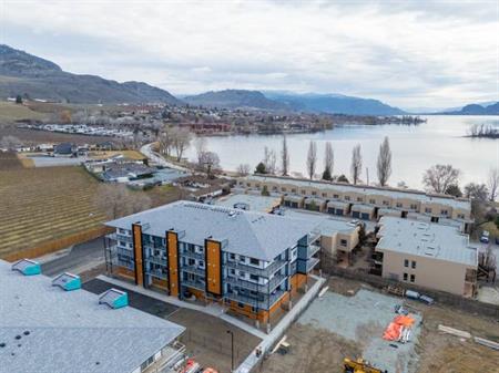 Osoyoos -RETIREMENT LIVING AT ITS BEST 2 bed 2 bath VIEW