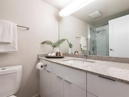 Window coverings, Laundry Facilities, Private balcony