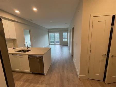 Top floor 2BR/2BA/In suite laundry/Walk in closets/Large balcony