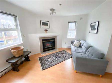 Parkside 2-Bedroom Apartment with In-Suite Laundry - Close to Transit