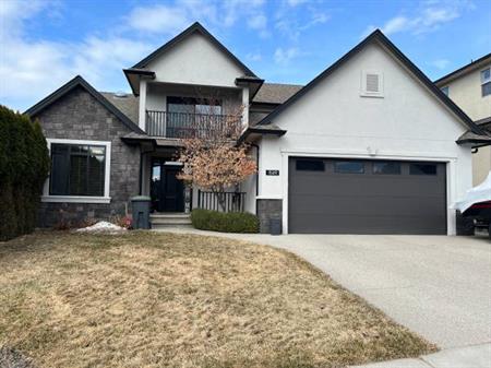 Executive 5 bed + den/4 bath in West Kelowna Estates