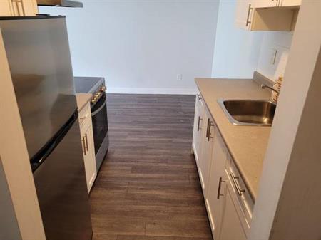 One bedroom near Barnet Hwy & St Johns on the 3rd floor