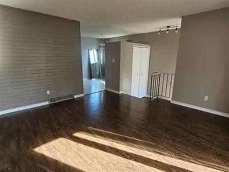 Cozy 2 Bed / 1 Bath Main Floor Suite Convenient Access To Amenities | 1011 49 Street Northwest, Edmonton