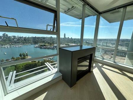 (DPMonline.ca) Luxury Waterfront Condo, Air-Conditioned!