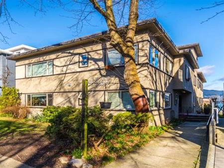 ** 1 BLOCK TO BEACH! Kitsilano-Laundry-Character and Modern **