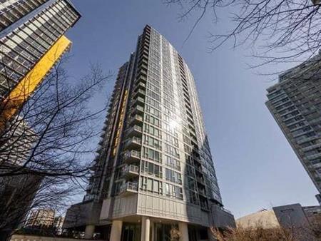 Pet friendly 1B1B+Den in Downtown Vancouver