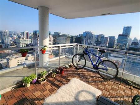 sub-penthouse 2 beds + den/solarium + balcony great location and view