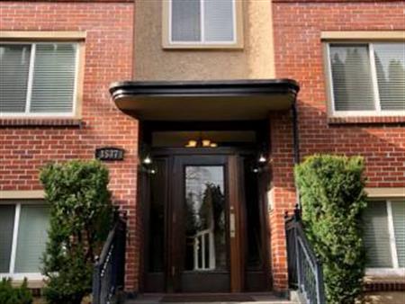 *** Classic Shaughnessy Bachelor Apartment For Rent *** NO PETS ***