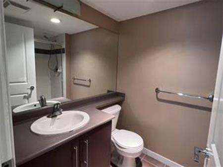 2 beds 2 bath brentwood mall close to skytrain