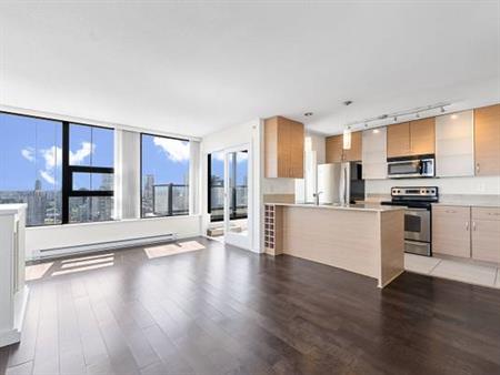 Downtown Yaletown 2 beds 2 baths + solarium +Den Apartment