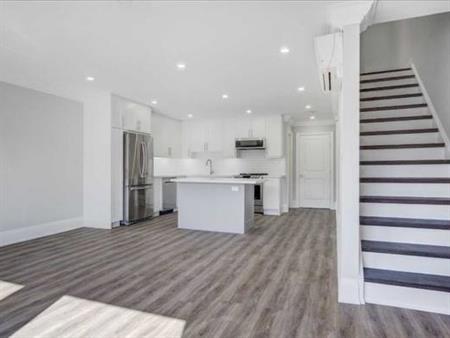 Beautiful & Bright 3 Bedroom 2 Baths Apt in The Kingsway