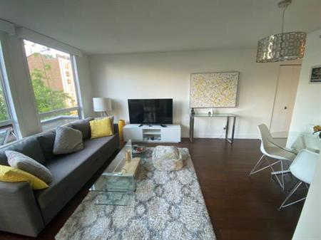 Bright 1Bed+Den Fully Furnished Yaletown apartment