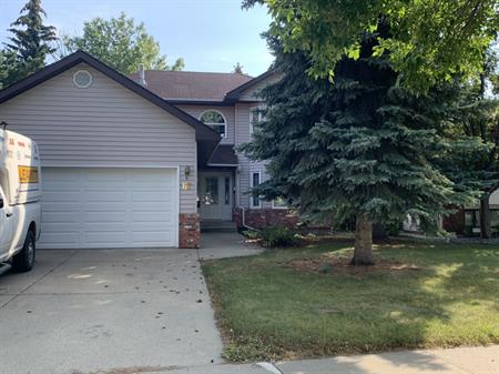 Spacious 3 bed 3.5 bath house*Fenced yard w/Shed*Attached Double Garage! | 66 Deane Crescent, St. Albert