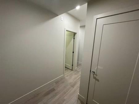 Modern 1BR+Den/2BA/In suite laundry/Walk in shower/Soaker tub