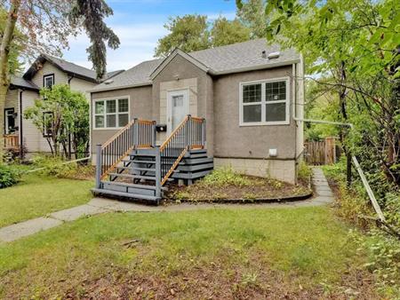 Renovated & Modern 3-Bedroom Home in Prestigious Parkallan – Near University | 11130 71 Avenue Northwest, Edmonton