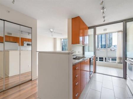 Downtown West End Highrise 1BR1Bath 1 Den