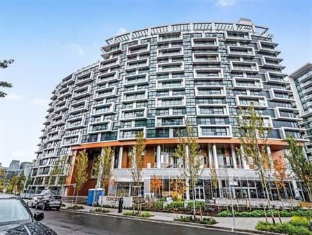 Luxury living in False Creek, Avenue One 2 bdrm + large den