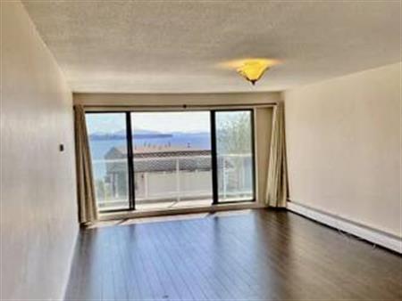 White Rock Ocean View 2 Bedroom 2 Bathroom Spacious 1100sqft Apartment