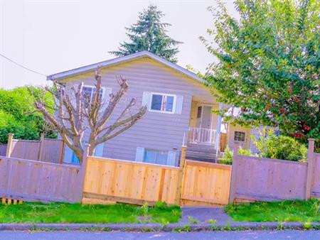 A spacious duplex in New Westminister | 112 Debeck Street, New Westminster