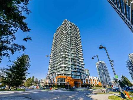 Surrey Central - 2bed/2bath+den - Walking distance to Skytrain