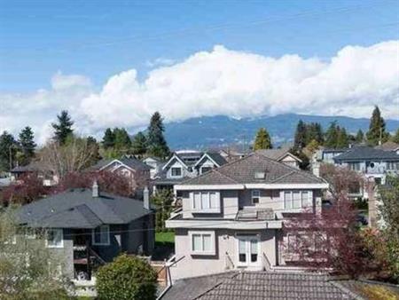 2 Bed+1 Den Close to UBC\Jericho Beach , Top Floor View