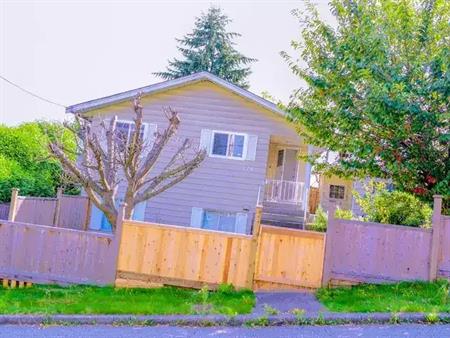 A spacious duplex in New Westminister | 112 Debeck Street, New Westminster