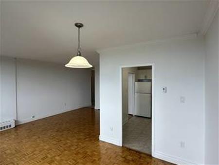 AVAILABLE NOW!!! 1-Bedroom Apartment