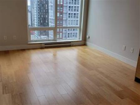 Unfurnished 1 br + den + solarium w/Parking & storage!