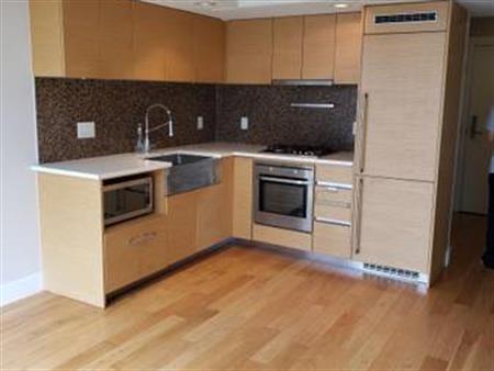 Unfurnished 1 br + den + solarium w/Parking & storage! (Vancouver)