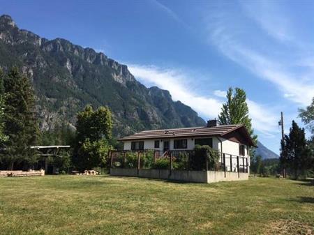 3 bedrooms House on Acreage, Canyon B.C.