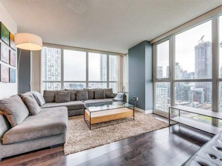 Stunning Large 2 Bed, 2 Bath Corner Suite with Best-in-City CN Tower a