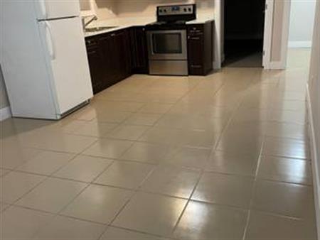 $1350 / 1Bedroom - Spacious , private entry basement suite