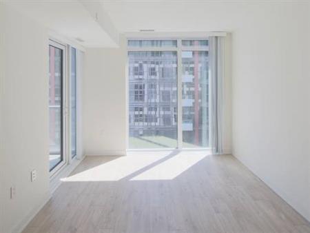 Modern 1-Bed Condo Suite at Bathurst and Front