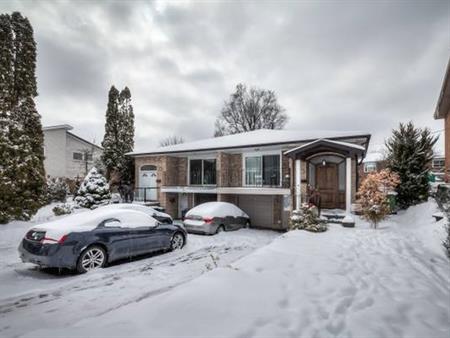 Beautiful 4-Bdrm with Private Yard in Bayview Woods-Steeles