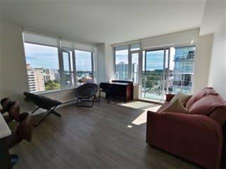 15th Floor 2 Bedroom Condo with City View!